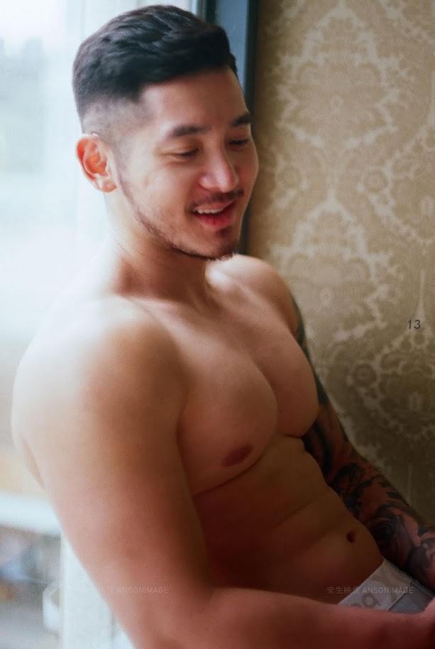 หนุ่มหล่อขึ้นปก 821