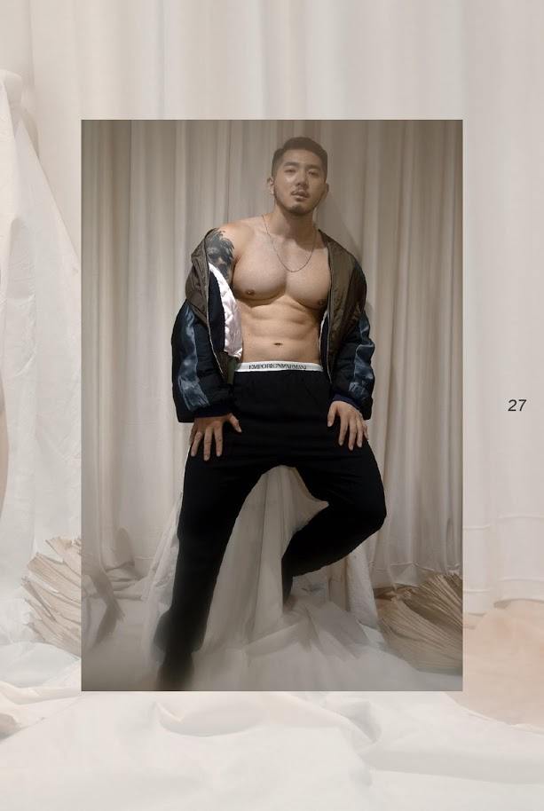หนุ่มหล่อขึ้นปก 821