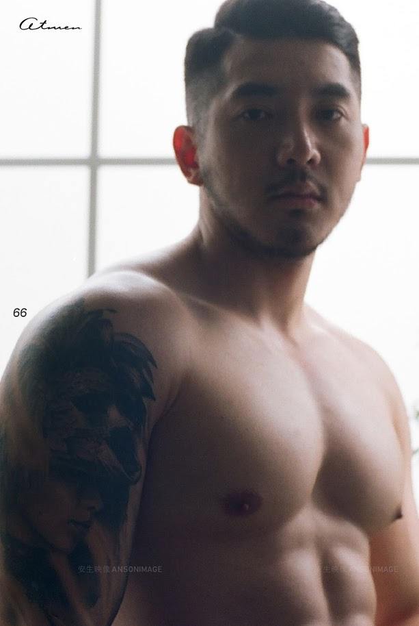 หนุ่มหล่อขึ้นปก 821