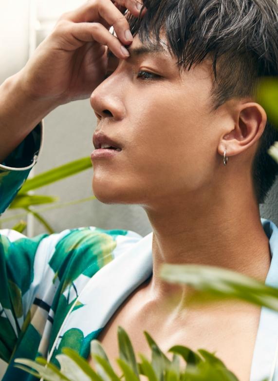 หนุ่มหล่อขึ้นปก 826