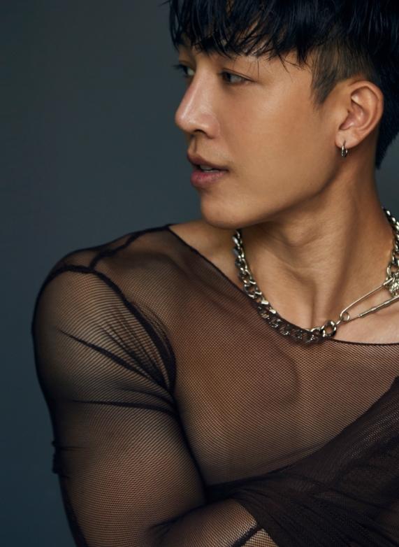 หนุ่มหล่อขึ้นปก 826
