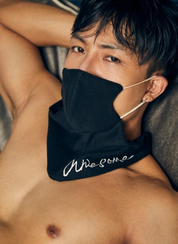 หนุ่มหล่อขึ้นปก 826