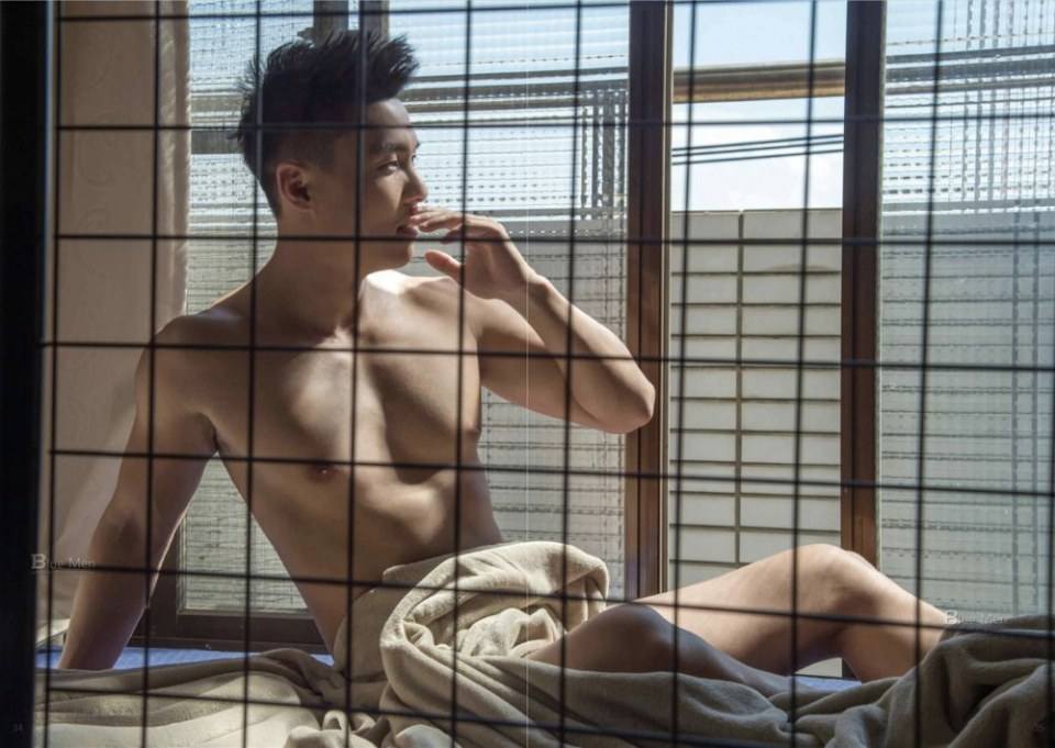 หนุ่มหล่อขึ้นปก 829