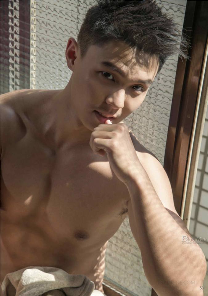 หนุ่มหล่อขึ้นปก 829
