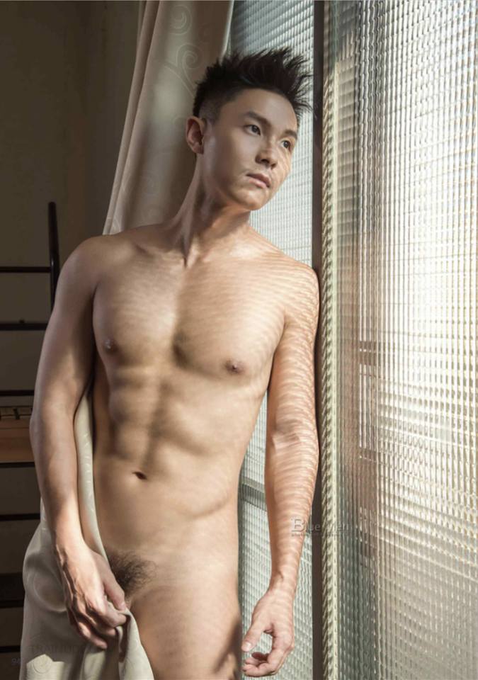 หนุ่มหล่อขึ้นปก 829