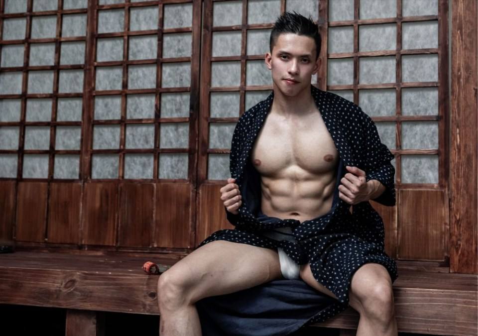หนุ่มหล่อขึ้นปก 831