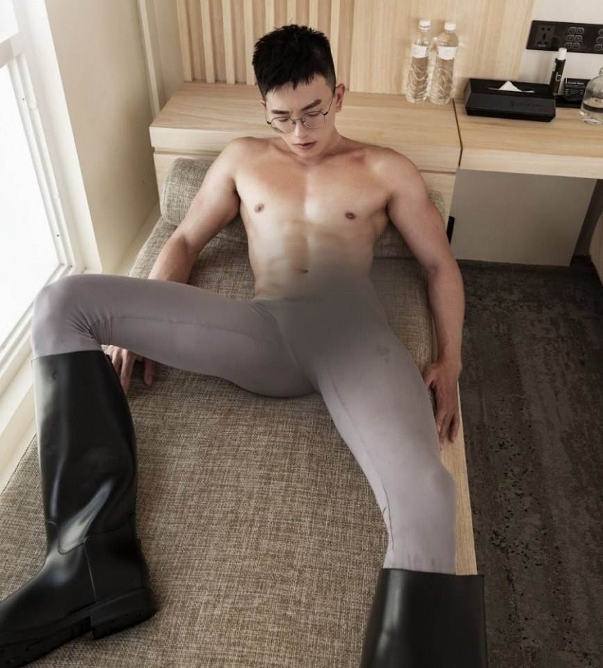 หนุ่มหล่อขึ้นปก 818.3