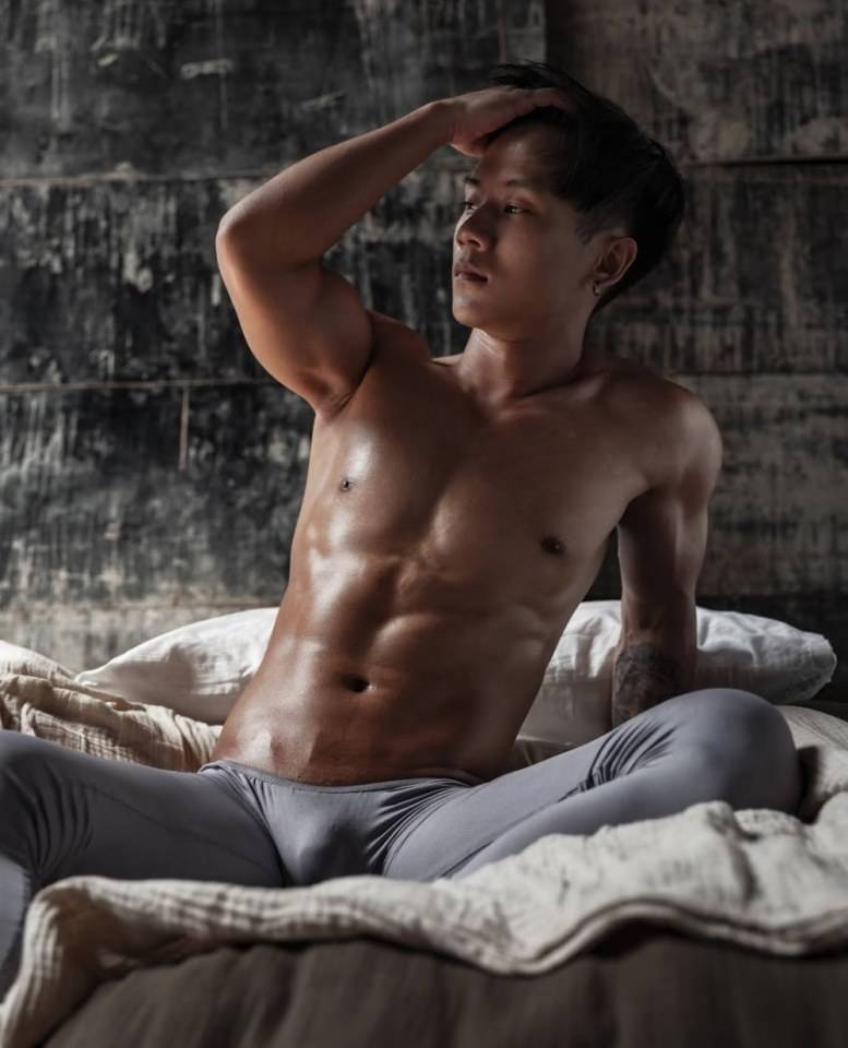 หนุ่มหล่อขึ้นปก 818.3