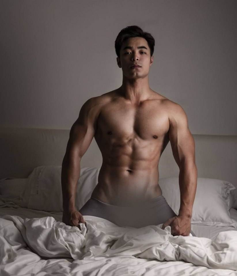 หนุ่มหล่อขึ้นปก 818.3