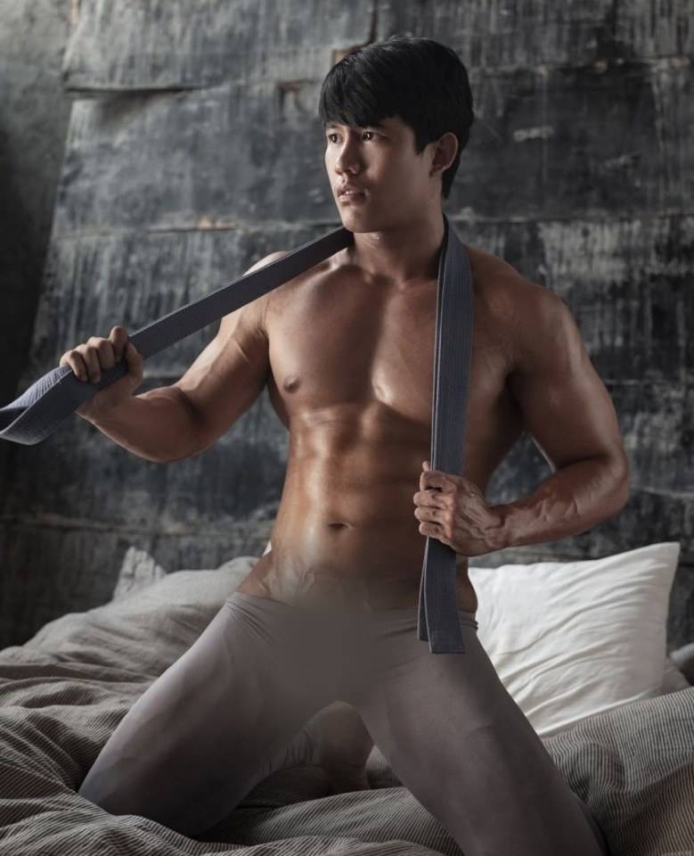 หนุ่มหล่อขึ้นปก 818.3
