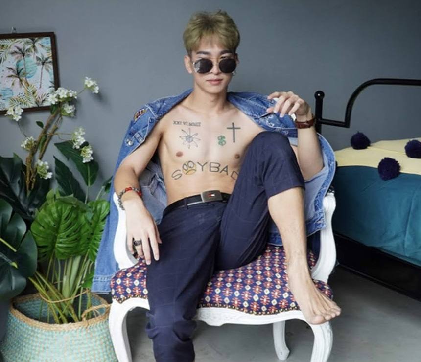 หนุ่มหล่อขึ้นปก 834