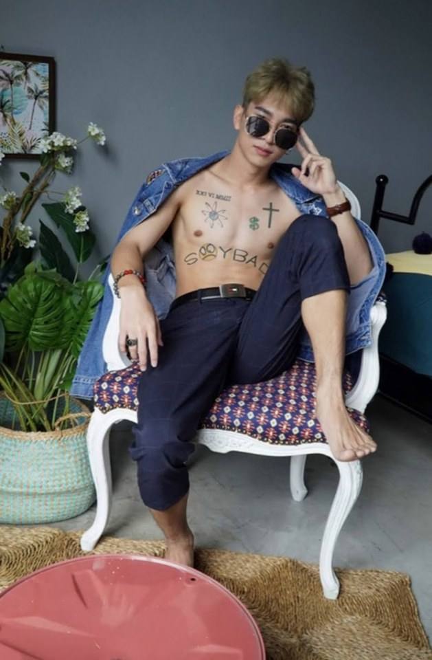 หนุ่มหล่อขึ้นปก 834
