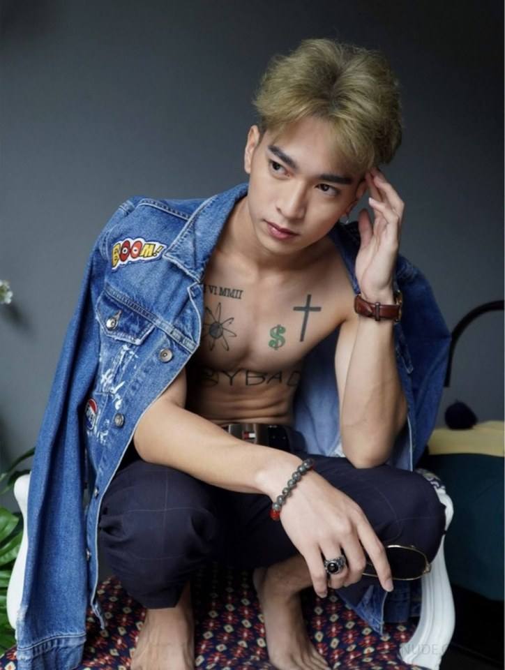 หนุ่มหล่อขึ้นปก 834