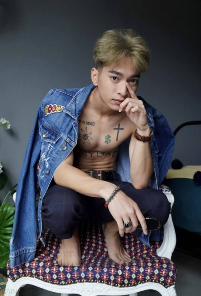 หนุ่มหล่อขึ้นปก 834