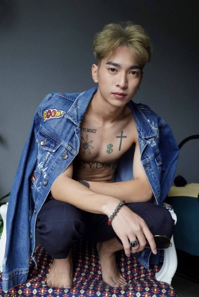 หนุ่มหล่อขึ้นปก 834