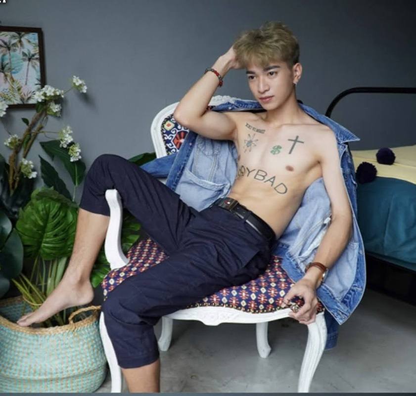 หนุ่มหล่อขึ้นปก 834