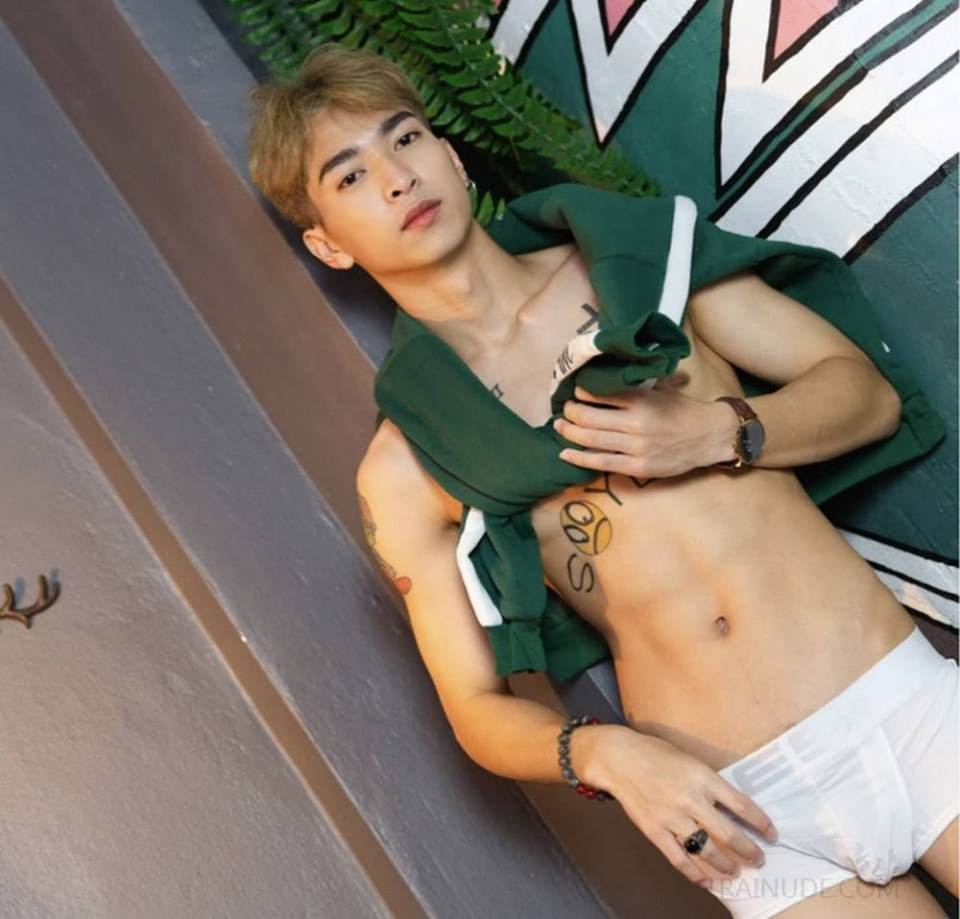 หนุ่มหล่อขึ้นปก 834