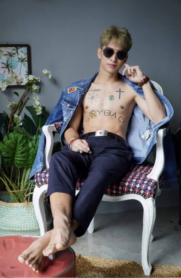 หนุ่มหล่อขึ้นปก 834