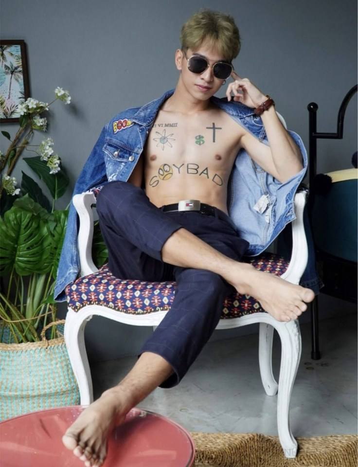 หนุ่มหล่อขึ้นปก 834