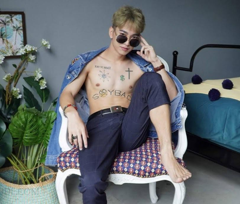 หนุ่มหล่อขึ้นปก 834