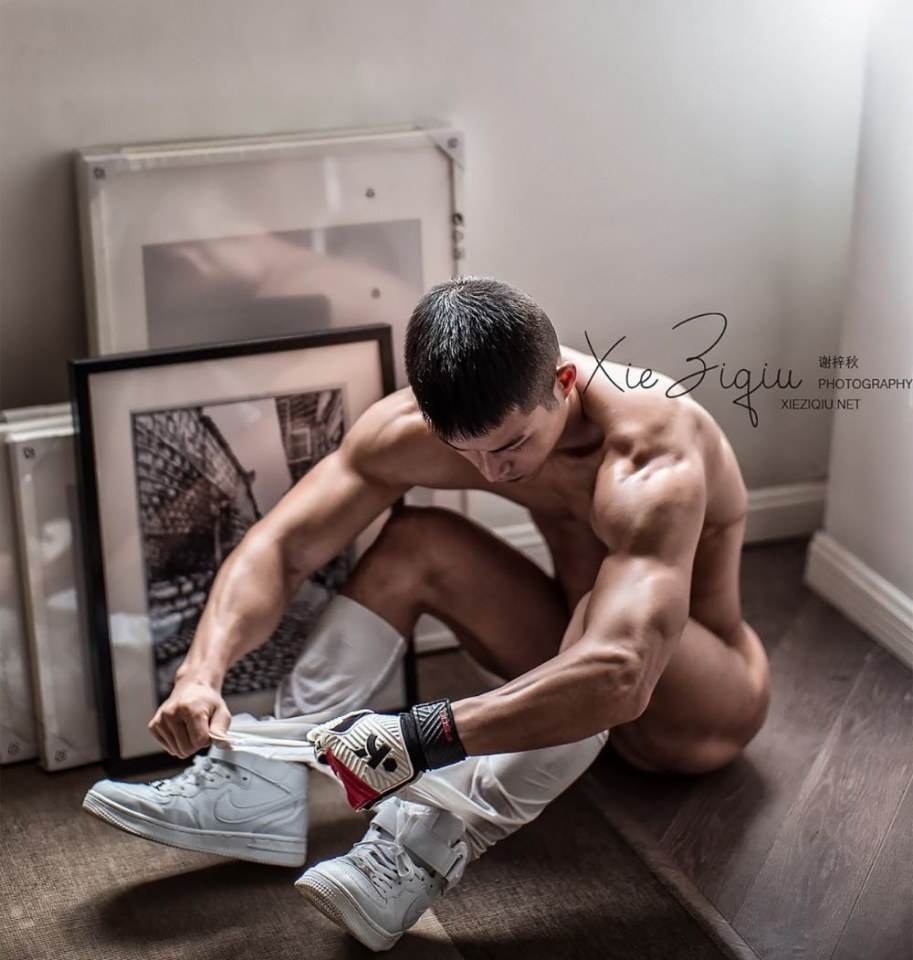หนุ่มหล่อขึ้นปก 835
