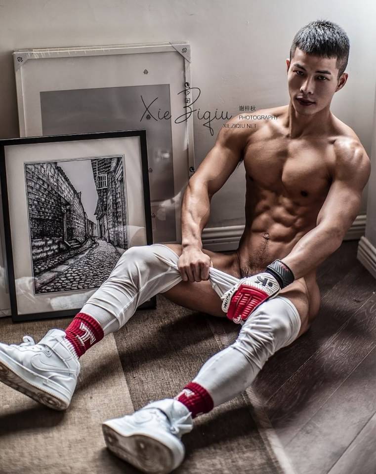 หนุ่มหล่อขึ้นปก 835