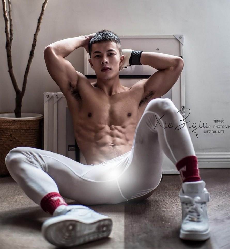 หนุ่มหล่อขึ้นปก 835