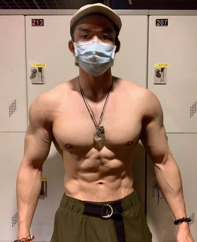 ผู้ชาย อกแน่น /-5