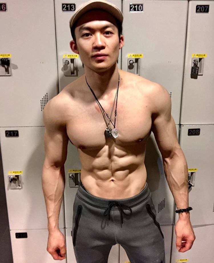 ผู้ชาย อกแน่น /-5