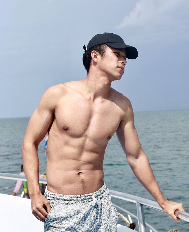 ผู้ชาย อกแน่น /-6