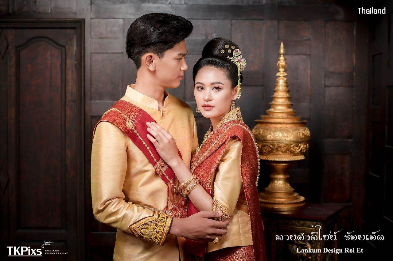 THAILAND 🇹🇭 | ชุดแต่งงานอีสาน ลานคำดีไซน์ "ชุดผ้าขิดไหมคำอีสานลายมงคล"