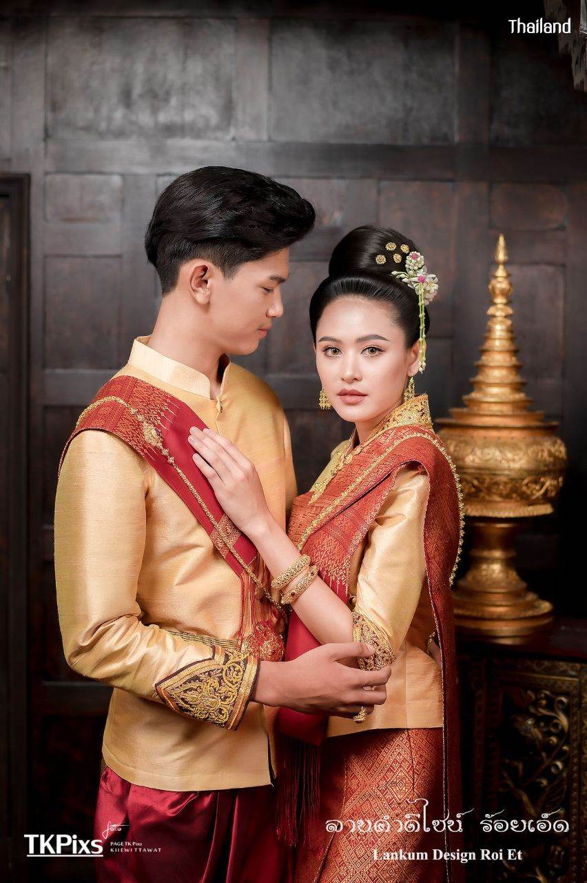 THAILAND 🇹🇭 | ชุดแต่งงานอีสาน ลานคำดีไซน์ "ชุดผ้าขิดไหมคำอีสานลายมงคล"