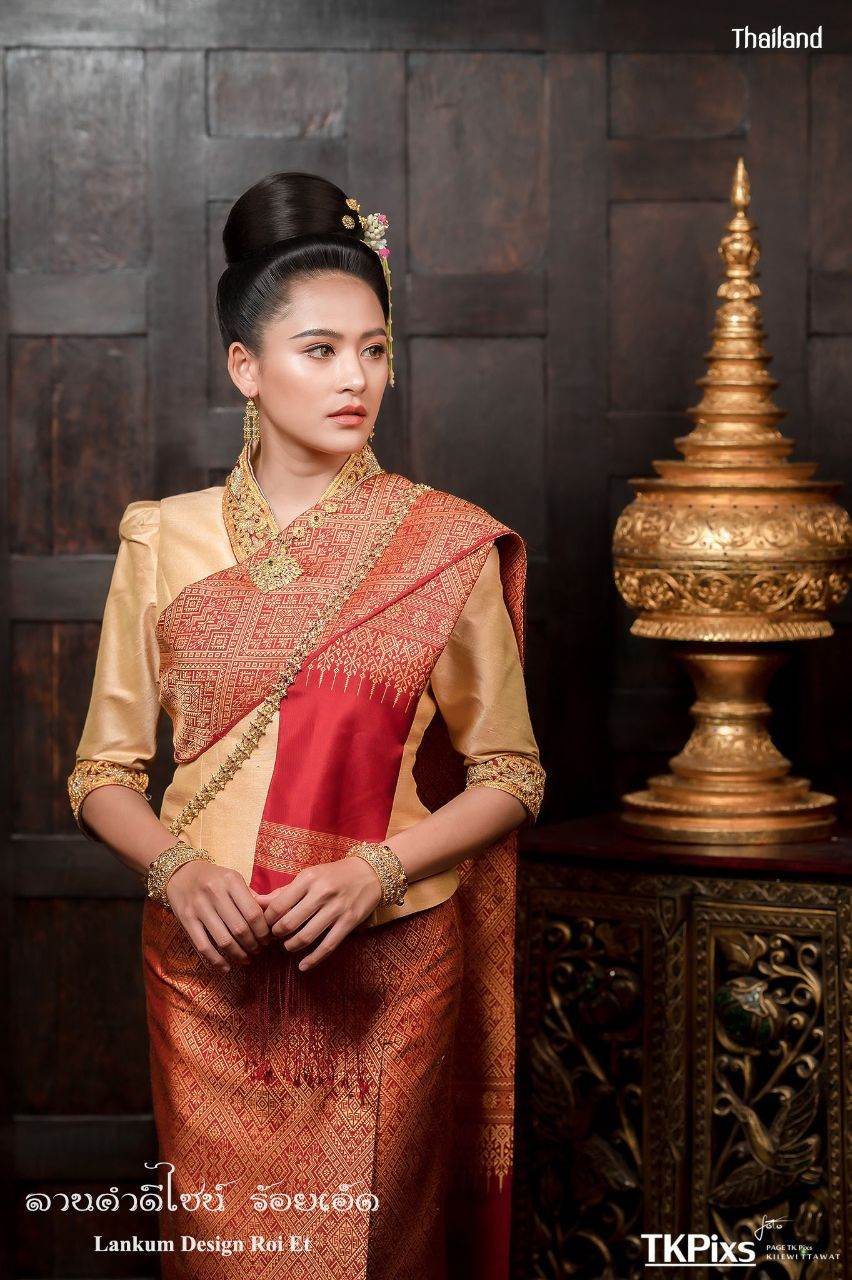 THAILAND 🇹🇭 | ชุดแต่งงานอีสาน ลานคำดีไซน์ "ชุดผ้าขิดไหมคำอีสานลายมงคล"