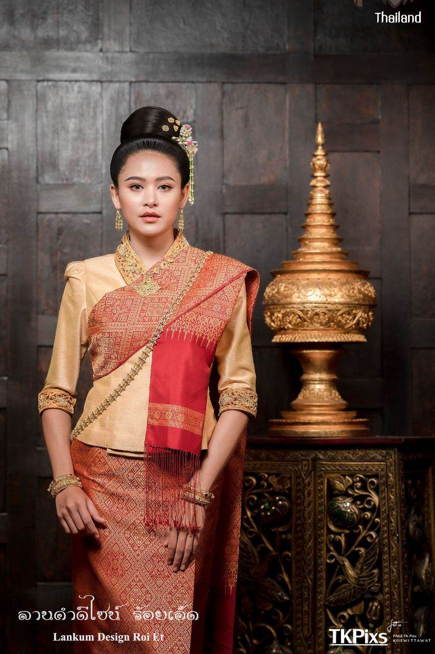 THAILAND 🇹🇭 | ชุดแต่งงานอีสาน ลานคำดีไซน์ "ชุดผ้าขิดไหมคำอีสานลายมงคล"