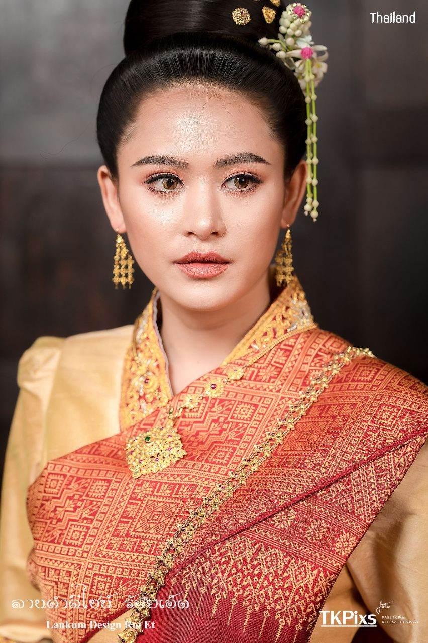 THAILAND 🇹🇭 | ชุดแต่งงานอีสาน ลานคำดีไซน์ "ชุดผ้าขิดไหมคำอีสานลายมงคล"