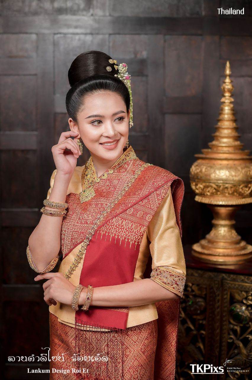 THAILAND 🇹🇭 | ชุดแต่งงานอีสาน ลานคำดีไซน์ "ชุดผ้าขิดไหมคำอีสานลายมงคล"