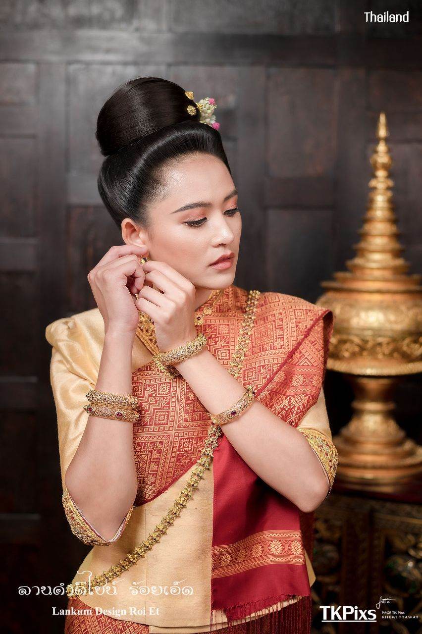 THAILAND 🇹🇭 | ชุดแต่งงานอีสาน ลานคำดีไซน์ "ชุดผ้าขิดไหมคำอีสานลายมงคล"