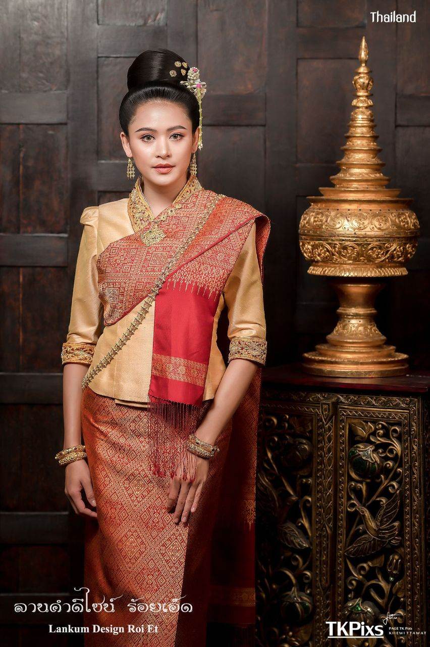 THAILAND 🇹🇭 | ชุดแต่งงานอีสาน ลานคำดีไซน์ "ชุดผ้าขิดไหมคำอีสานลายมงคล"