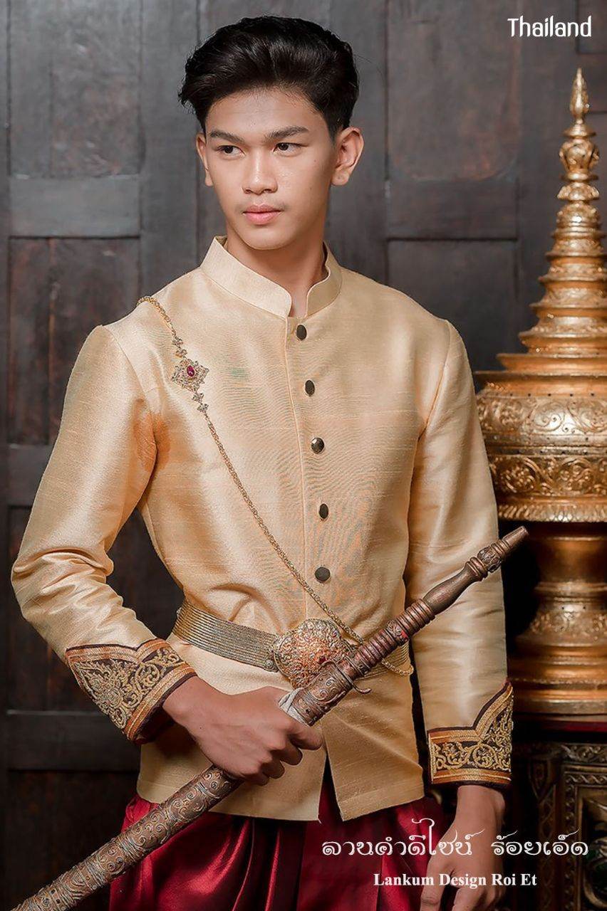 THAILAND 🇹🇭 | ชุดแต่งงานอีสาน ลานคำดีไซน์ "ชุดผ้าขิดไหมคำอีสานลายมงคล"