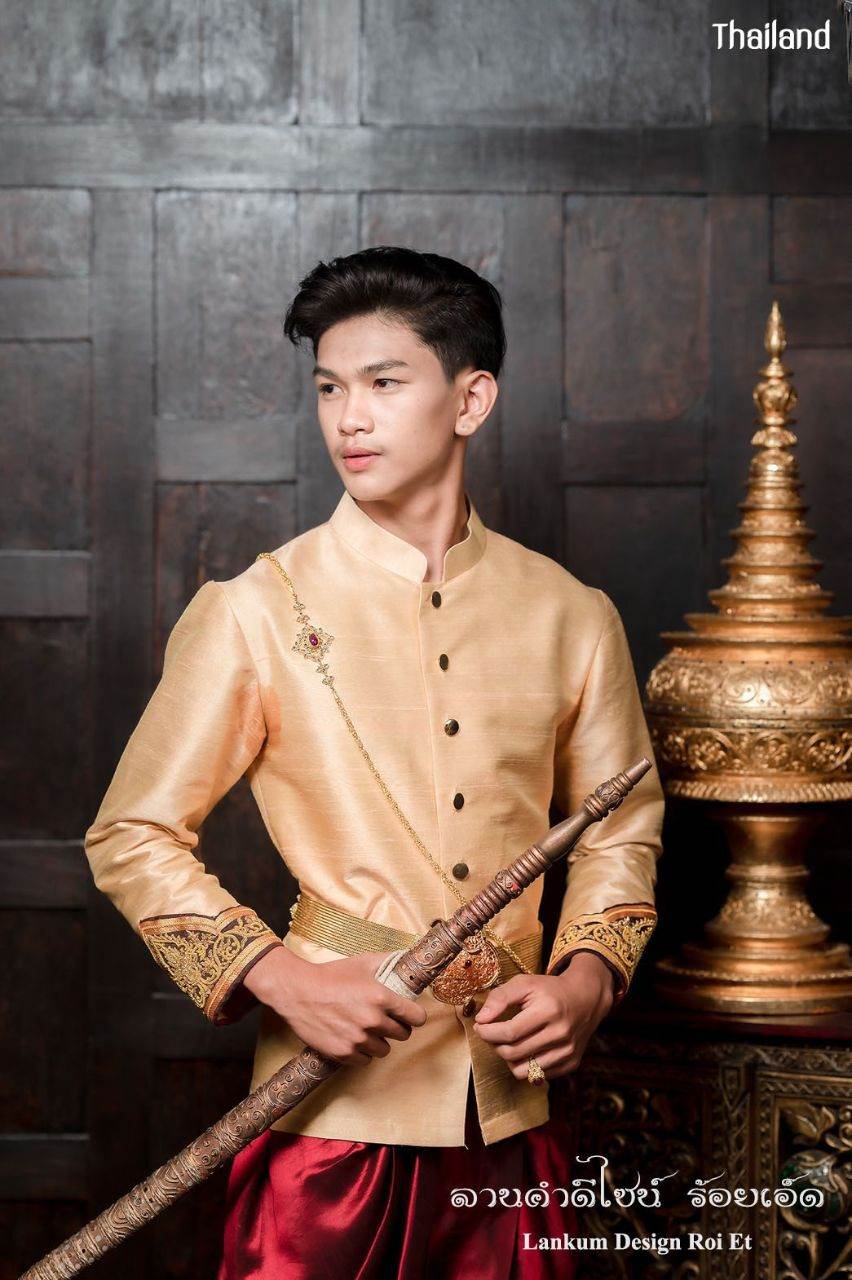 THAILAND 🇹🇭 | ชุดแต่งงานอีสาน ลานคำดีไซน์ "ชุดผ้าขิดไหมคำอีสานลายมงคล"