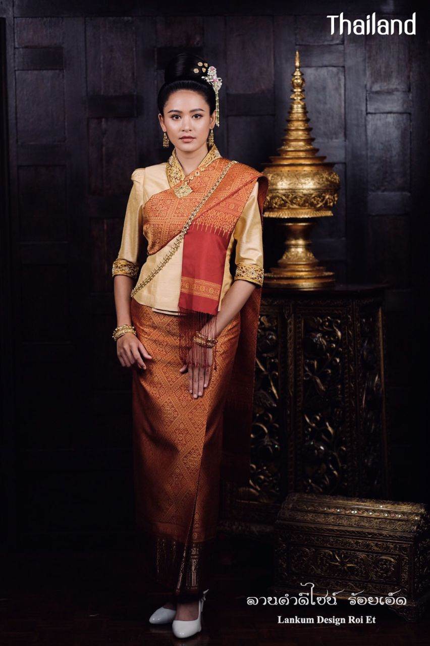 THAILAND 🇹🇭 | ชุดแต่งงานอีสาน ลานคำดีไซน์ "ชุดผ้าขิดไหมคำอีสานลายมงคล"