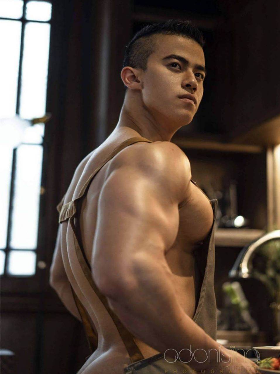 หนุ่มหล่อขึ้นปก 858.4