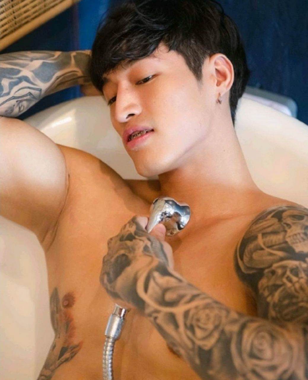 หนุ่มหล่อขึ้นปก 795.16