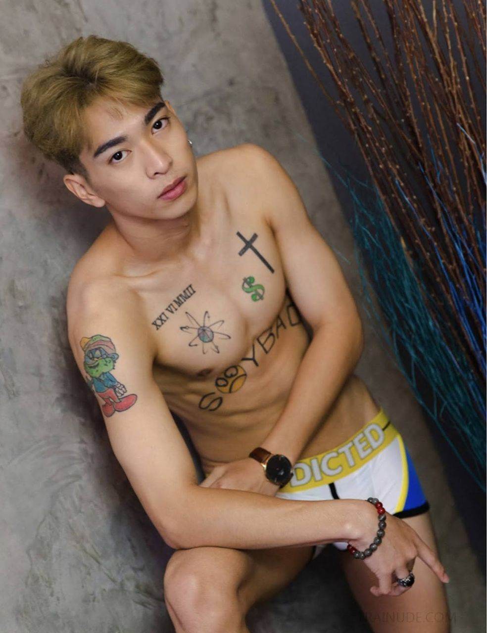 หนุ่มหล่อขึ้นปก 834.10