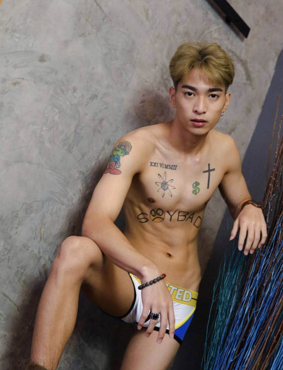 หนุ่มหล่อขึ้นปก 834.10