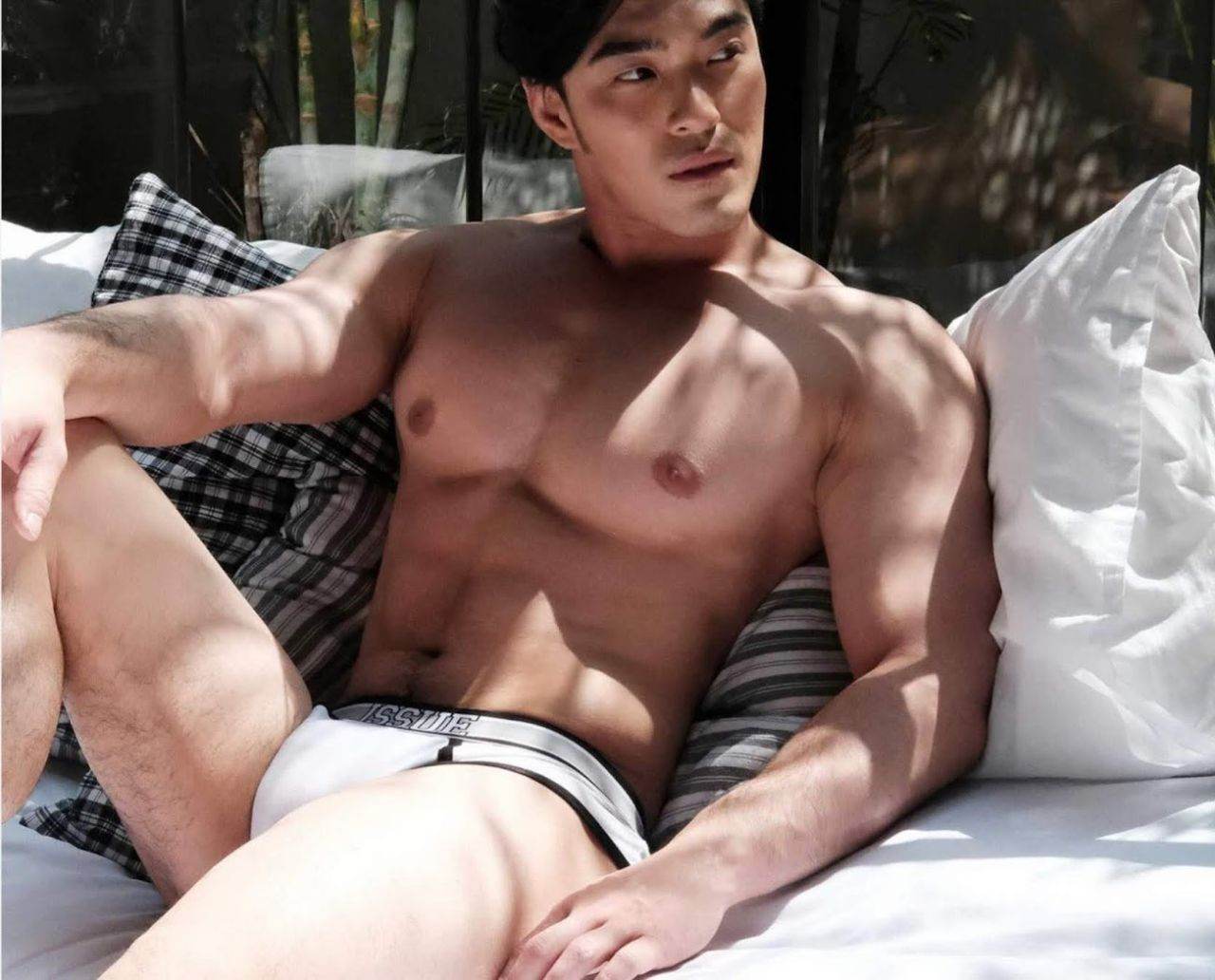 หนุ่มหล่อขึ้นปก 855.5