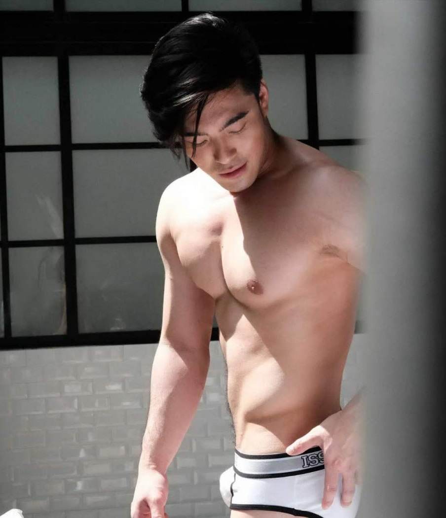 หนุ่มหล่อขึ้นปก 855.5