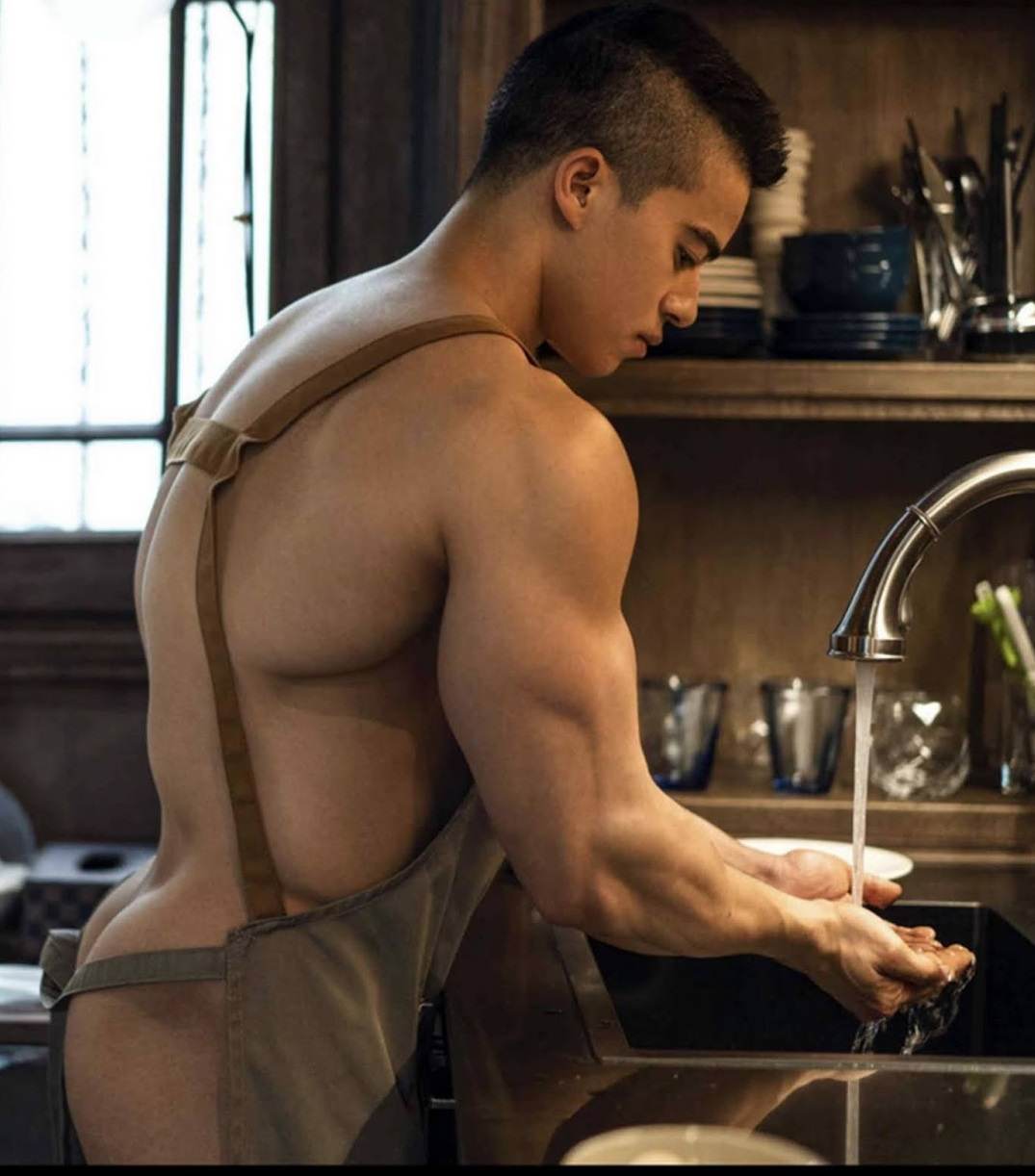 หนุ่มหล่อขึ้นปก 858.5