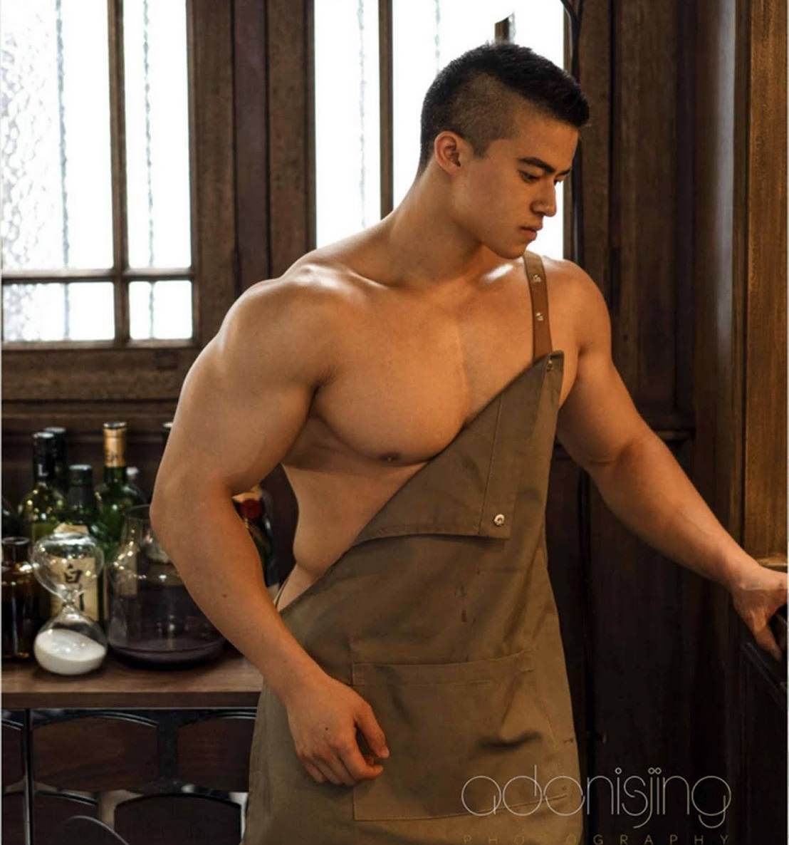 หนุ่มหล่อขึ้นปก 858.5