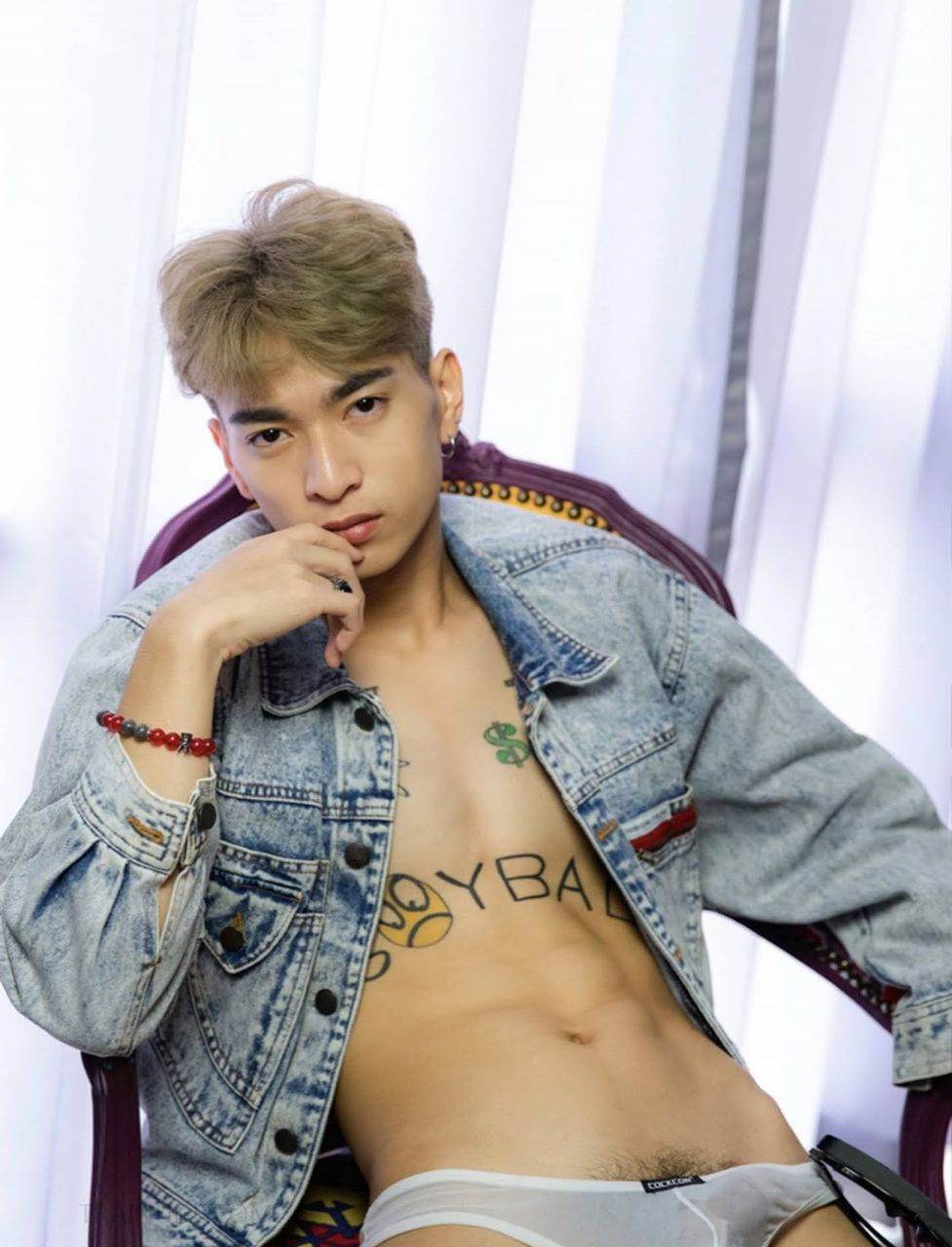 หนุ่มหล่อขึ้นปก 834.11